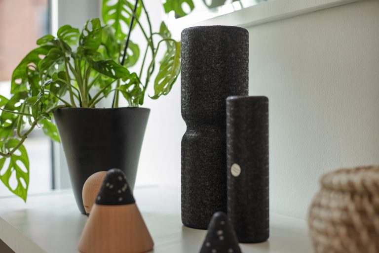 Pflanze mit verschiedenen Dekomaterial